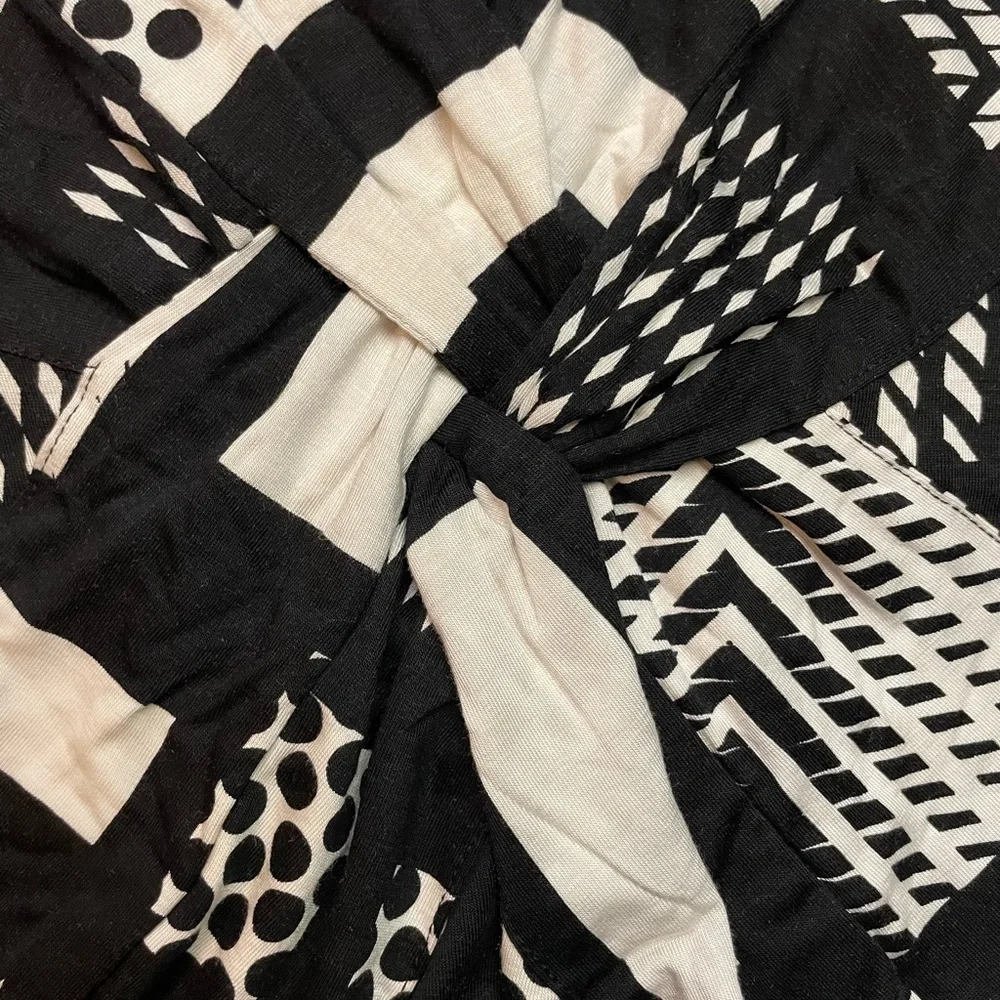 Geometric print Black and White Top NWT - Picture 8 of 11